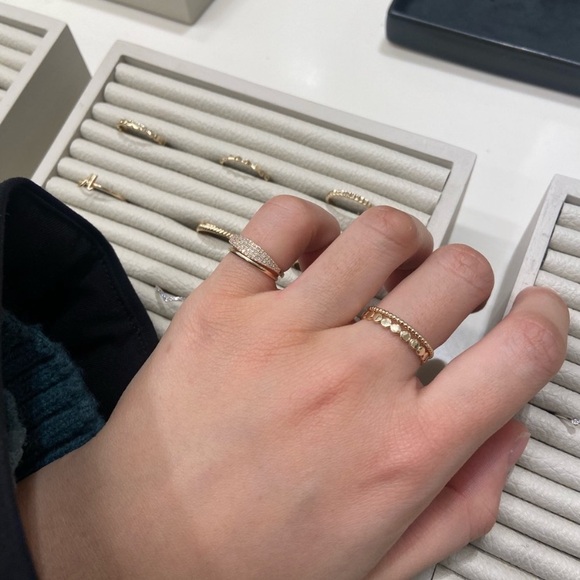 Mejuri Dot ring 14k solid gold size 7 - Picture 3 of 4